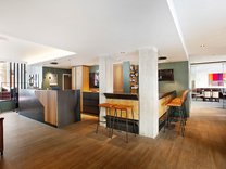 Großzügiger, modern eingerichteter Hotel-Lobbybereich mit Sitzgruppen, Holzboden und großen Fenstern im Hotel am Jakobsmarkt