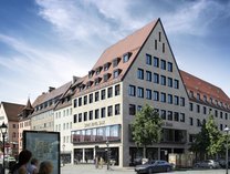 Mehrstöckiges historisches Gebäude mit spitzem Giebeldach am Hauptmarkt in Nürnberg